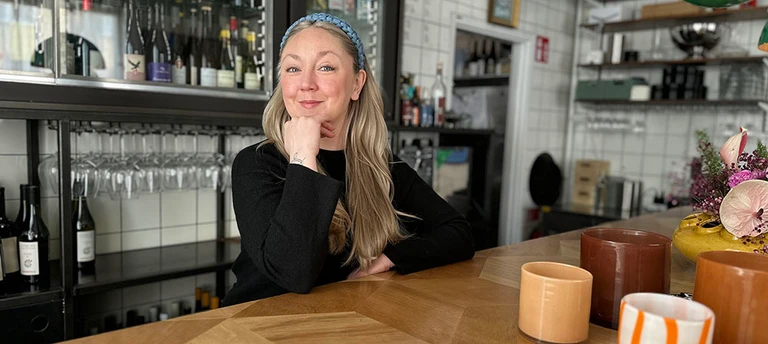 Louice som jobbar på och driver Bar Libertin i Aspudden