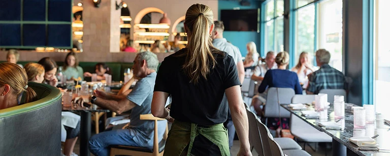 Kvinna i restaurang