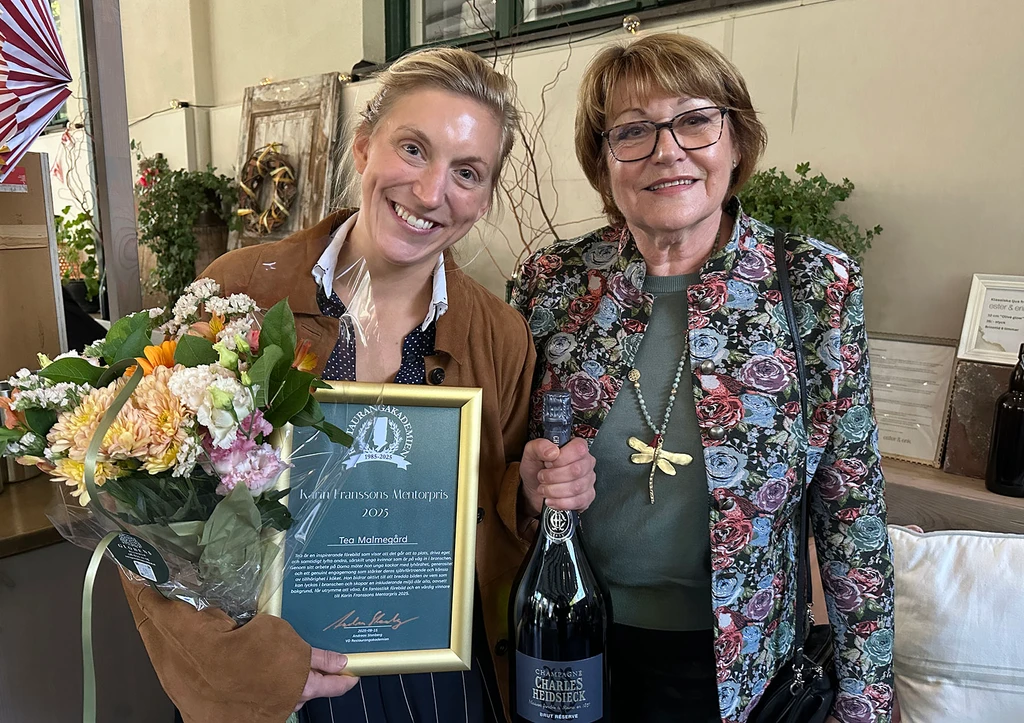 Tea Malmegård och Karin Fransson med diplom och blommor