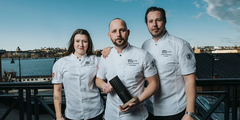 Ludwig Tjörnemo med sitt team och satuetten som visar att han vunnit den svenska uttagningen till Bocuse d'Or 2025