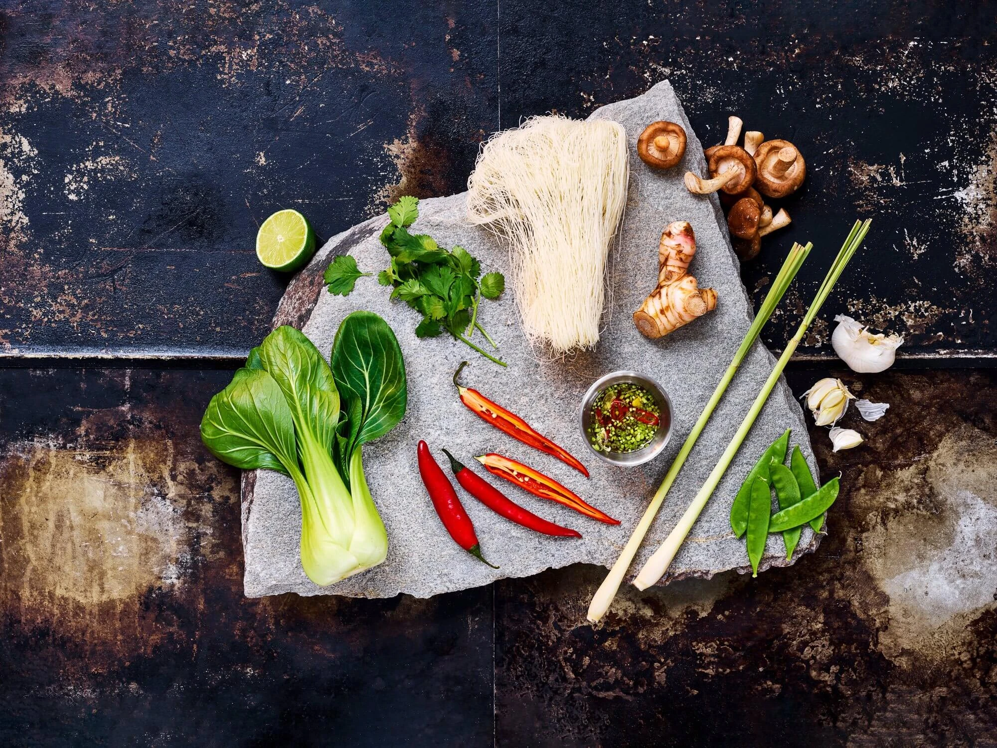 Vietnamesiska ingredienser så som pak choy, röd chili och citrongräs