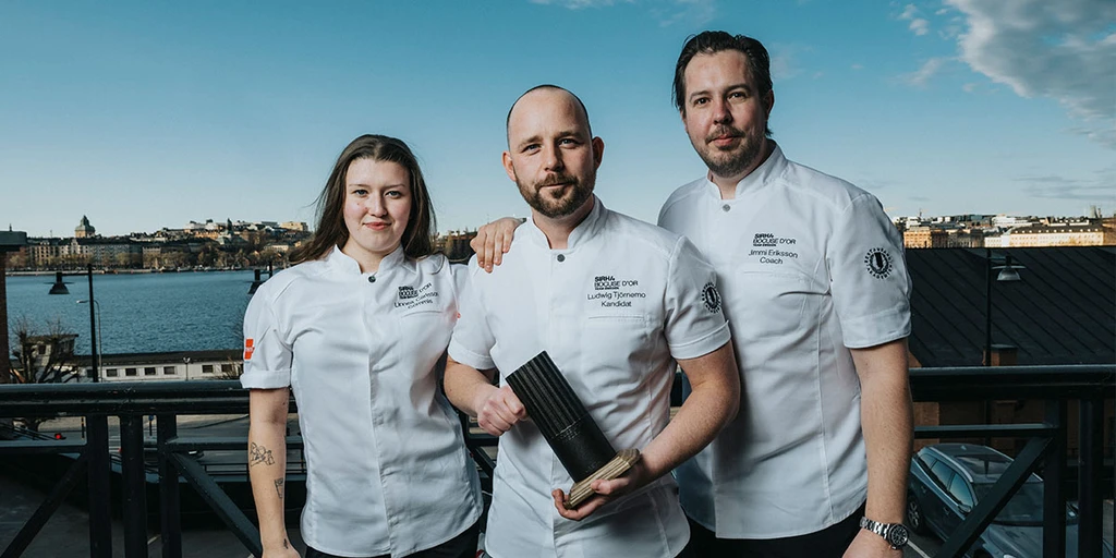Ludwig Tjörnemo med sitt team och satuetten som visar att han vunnit den svenska uttagningen till Bocuse d'Or 2025