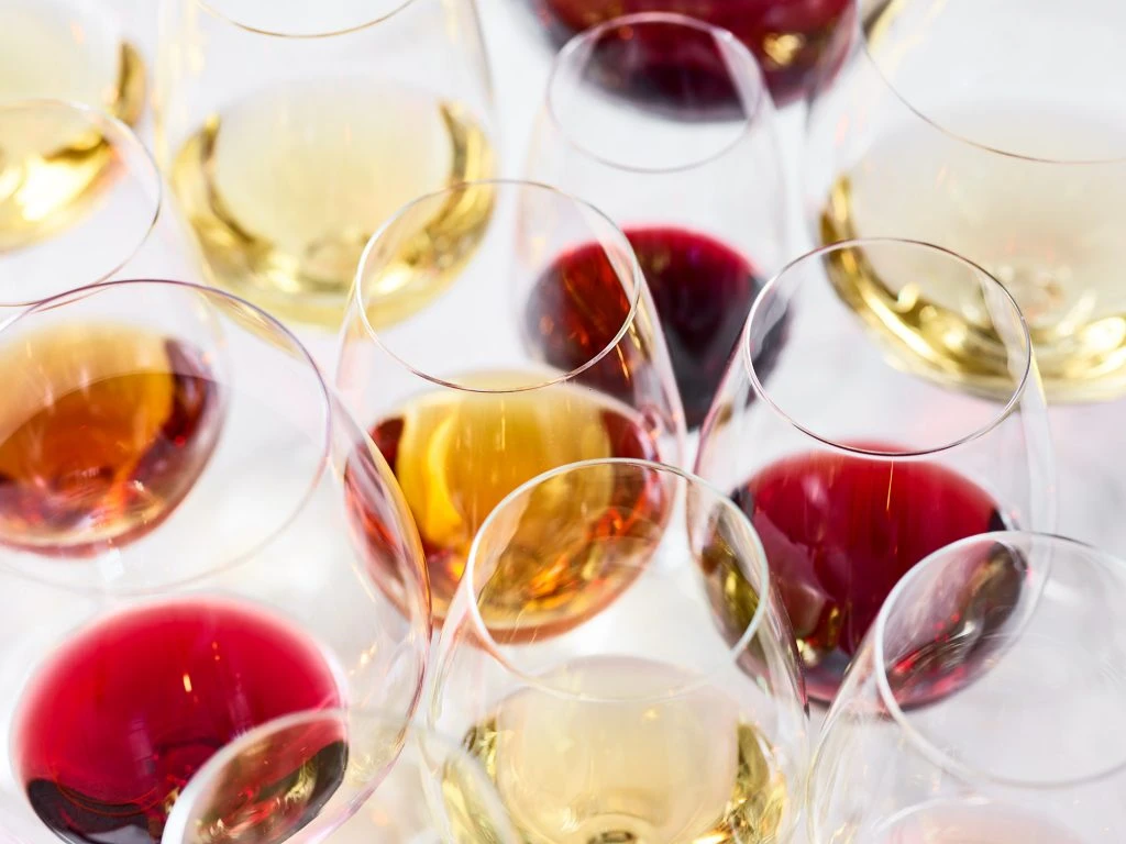 Massor av vinglas fyllda med rödvin och vitt vin