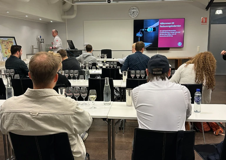 Flera personer som sitter i ett klassrum