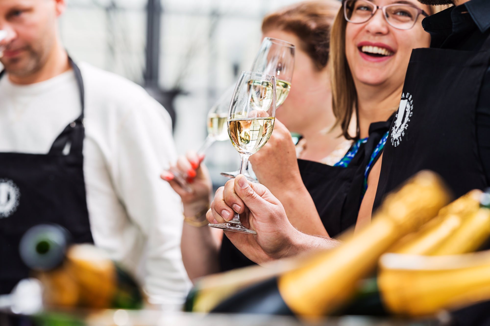 Kursdeltagare som dricker Champagne