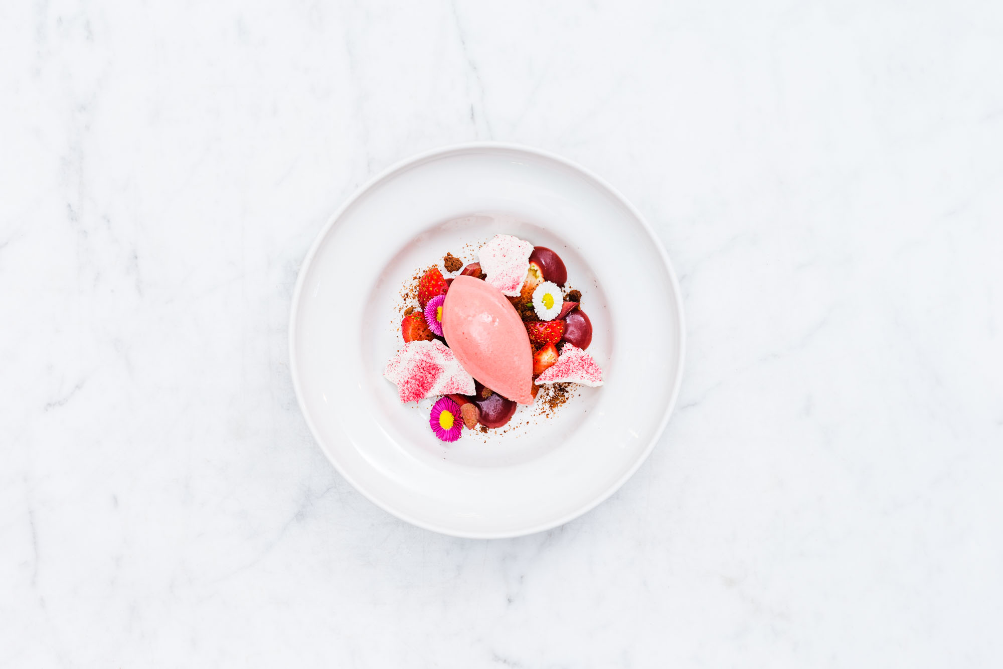 Hallondessert serverad i en djup tallrik