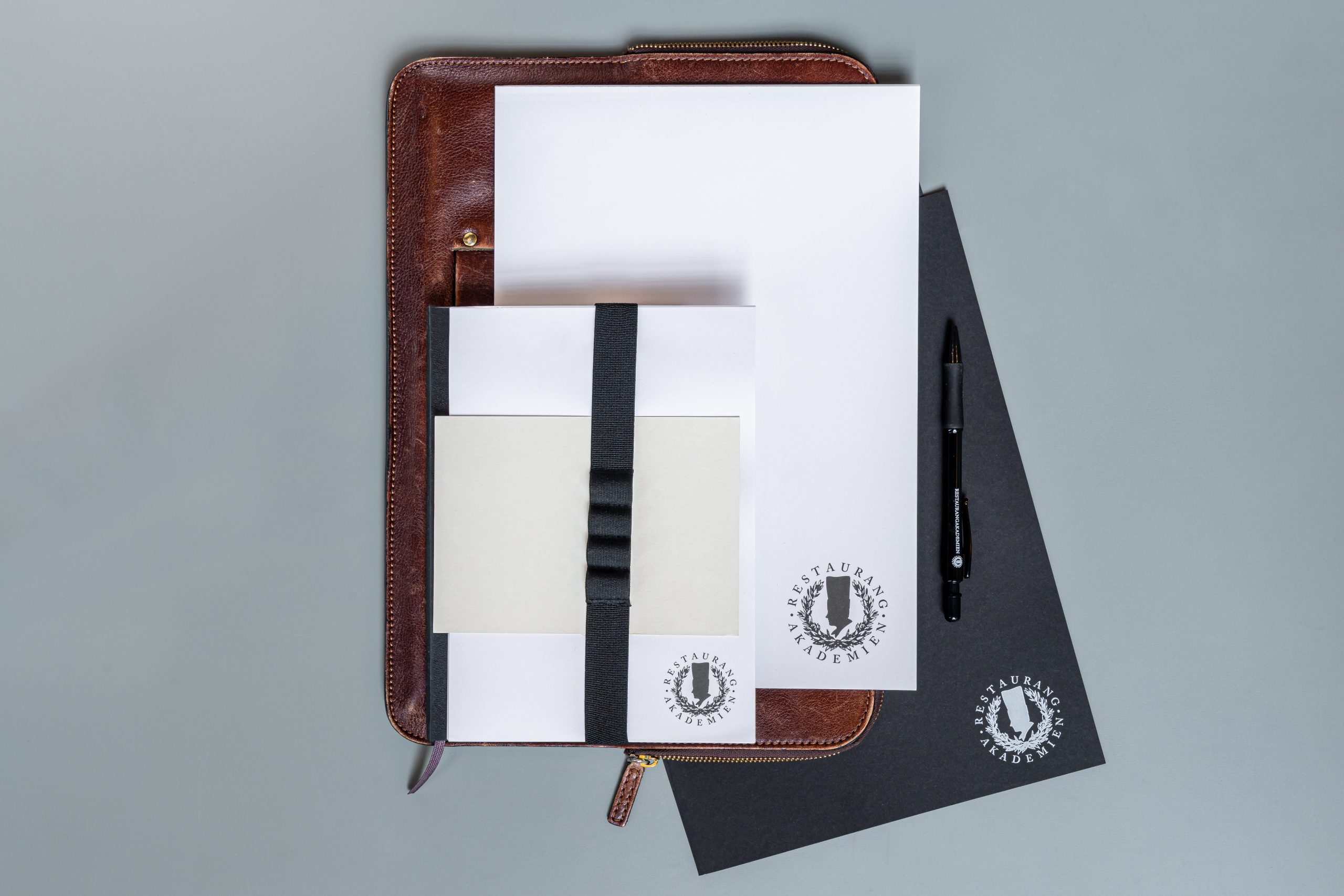 Datorfodral, block och mappar med Restaurangakademiens logga