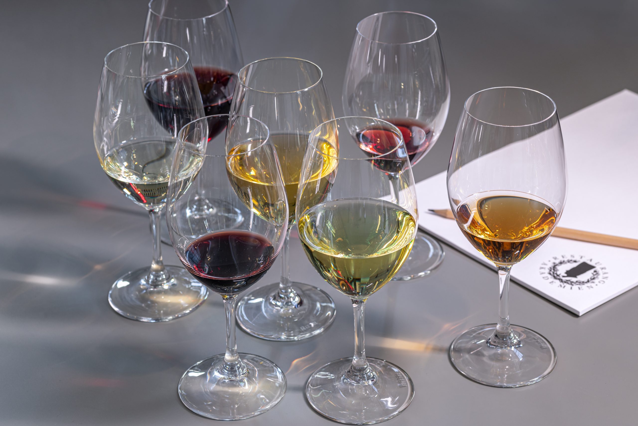 Vinglas fyllda med vitt och rött vin