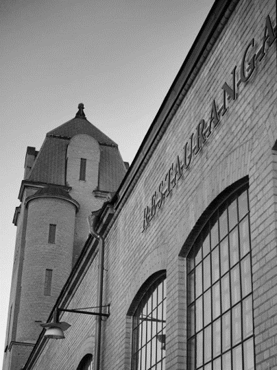 Tegelbyggnad med stora glasfönster från Restaurangakademien