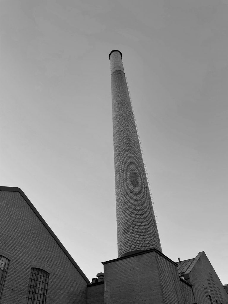 Tegelskorsten och tegelbyggnad