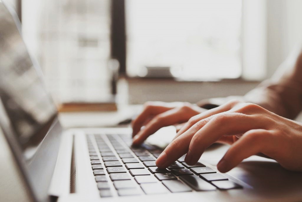 En kursdeltagare som går en digital kurs på webben