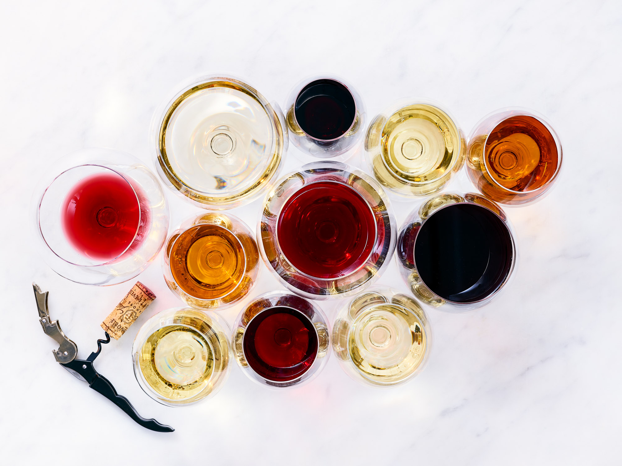 Bild tagen uppifrån på massvis av vinglas fyllda med vitt och rött vin