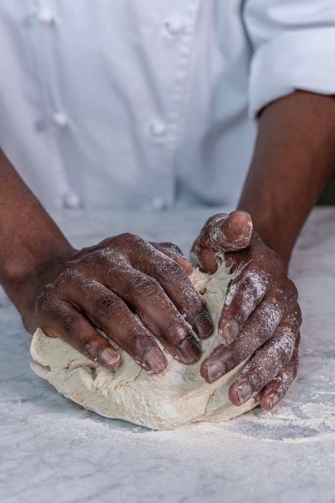En bagare som bakar bröd 