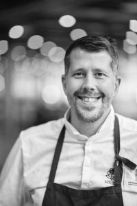 Känd konditor och föreläsare inom dessert som heter Daniel Roos