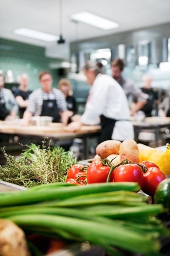 Timjan, kvisttomater och salladslök i en kökslucka med kursdeltagare och föreläsare i bakgrunden