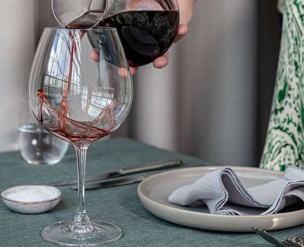 Vin som hälls upp i ett glas