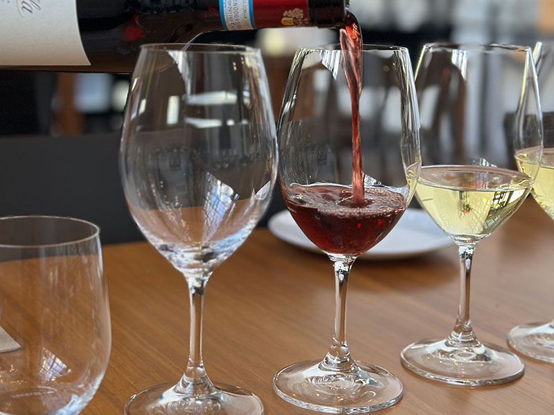 Vinglas med vin som hälls i