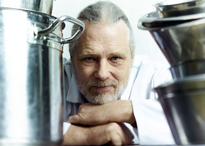 Johan Lindqvist bland grytor