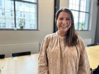 ✨ Linda började sin vinresa med en kurs i grunderna och har nu tagit steget mot sitt sommelierdiplom! 🍷

"Jag vill bli sommelier för att inspirera andra till att förstå vin."

Vill du också fördjupa din kunskap om vin? Vår utbildning Fördjupning inom vin passar både nybörjare och erfarna – och är helt anpassad för dig som vill kombinera studier med jobb. 🌟

📅 Nästa kurs startar under våren. Håll koll på vår hemsida

@lindasegerman 

#Restaurangakademien #VinUtbildning #Sommelier #FördjupningVin #VinResa