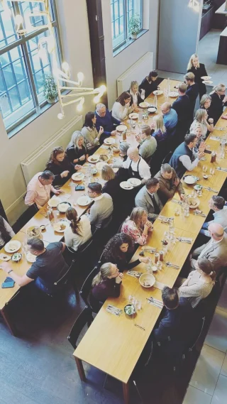 Full fart i köket och matsalen igår när Menigo hade sitt ledningsforum hos oss! Vi älskar när huset fylls av liv och rörelse ✨

Visste du att du också kan boka möten, konferenser och event hos oss? Skicka ett mail till event@restaurangakademien.se så berättar vi mer! 💌