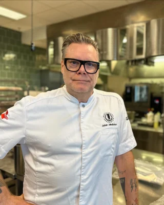 Välkommen till Restaurangakademien, Johan Jakobsson – vår nya kock och köksansvarige!

Med en lång erfarenhet i köket, där Johan började sin resa redan 1988, är vi glada att ha honom hos oss. De senaste sex åren har han varit färskvaruspecialist på Menigo, där han har försett Stockholms krogar med noggrant utvalda råvaror. Johan har ett brett kontaktnät i branschen, eller som han själv ödmjukt uttrycker det: ”jag verkar känna en del folk.”

På fritiden finner man honom ofta på nya Söderstadion, där han följer Bajen med både glädje och spänning – eller letandes efter fynd på eBay. När det gäller mat älskar Johan att laga något gott av det som finns till hands och ser till att inget går till spillo.

Just nu njuter han gärna av middagar på några av sina favoritställen:
🍽️ Soldaten Svejk
🍷 Bacchanale
🍸 Bar Montan
🍣 Miyakodori

Vi ser fram emot att få se allt det spännande som Johan kommer att bidra med hos oss!

@foodhead
