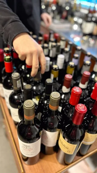 Idag tog vi oss hela vägen till Sydafrika tillsammans med Madeleine Stenwreth, Master of Wine!🌟

Vi har dykt ner i Sydafrikas vinregioner och distrikt, vinodlingsområden och druvsorter. Vi har analyserat stilar från olika producenter och hört vinerna själva berätta sin historia – från jordmån och klimat till vinmakning och skörd.🍇

Vilken dag vi har haft 🍷

@madsmw 
#vinprovning #masterclass #sydafrika #restaurangakademien