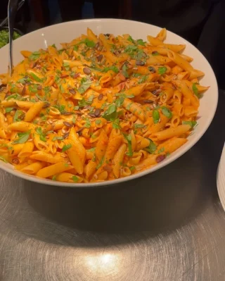 Igår förvandlade vi köket till en plats för matglädje och kreativitet! Kockarna Kajsa Siggesson och Weronica Brüde från Tullängsskolan ledde en kurs i modern matlagning för skolrestauranger, fylld med nya smaker och idéer. Resultatet? En fantastisk buffé skapad av deltagarna – färgsprakande och inspirerande! Tack för er energi och engagemang, ni visade verkligen att skolmaten kan vara något alldeles extra ✨

@restaurang_tullangen 
#skolmat #kurs #restaurangakademien #offentligmat