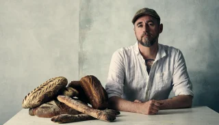 🌾 Surdegsbröd med Sébastien Boudet 🌾
Kulturspannmål, långsam fermentering och passion för hållbarhet. Följ med oss den 16/11 på en intensiv kursdag där vi lär oss att skapa bröd från grunden med Sveriges främsta brödambassadör, Sébastien Boudet!

✨ In på hemsidan och säkra din plats nu och lär dig hantverket bakom bröd som inspirerar!

@sebastienboudet 
#surdeg #hållbart #baka #restaurangakademien