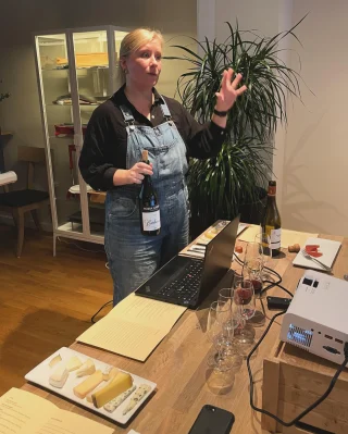 Idag firade vi avslutningen på utbildningen Diplomerad Fromager – och kan stolt presentera nio nya diplomerade fromagerer i Malmö!

Utbildningen avslutades på bästa sätt med en inspirerande ost- och dryckesprovning ledd av Matilda från Möllans Ost. Ett stort tack till Matilda för en fantastisk upplevelse, samt till alla föreläsare och studenter som gjort denna utbildning så lyckad.

Vi önskar våra nya fromagerer all framgång på sin fortsatta resa inom ostens värld! 🧀

#Fromager #MöllansOst #Utbildning #OstOchDryck #malmö

@mollansost
