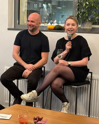 Vilken eftermiddag vi hade! Idag samlade vi branschkollegor för att diskutera den svenska dryckesbranschens framtid – och vilken spännande diskussion det blev! 🌟

Panelen bjöd på insikter från:
🍷 Stefan Lundin, Visita
🍇 Ulrika Ekström, Mälsåker Vingård
🍴 Karl Ljung, krögare och kock på Stureplansgruppen
🍸 Ulrika Karlsson, Restaurangakademien, sommelier och krögare
🥂 Ellen Lindegren, sommelier på Gondolen och vinnare av Lilly Bollinger Award
🎓Jesper Johansson, rektor på Restaurangakademien. 

Vi pratade om trender, möjligheter och utmaningar – allt medan vi njöt av vin, öl, alkoholfritt och härliga snittar. Samtidigt lanserade vi vår uppdaterade sommelierutbildning ✨

Tack till alla som kom och bidrog till en fantastisk eftermiddag. Det här är bara början på samtalet om dryckesbranschens framtid!