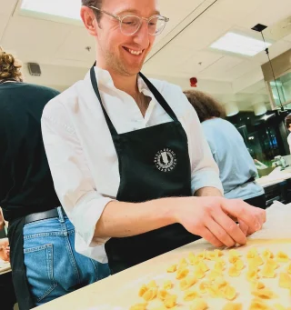 Pastaälskare, se hit! 🍝

Få platser kvar till en av våra mest populära kurser Pasta Fatto a Mano-kurs den 4–5 december! Under två inspirerande dagar dyker vi ner i pastans värld tillsammans med Helena Törnblom från Pastahantverket – en mästare på att skapa magi med mjöl, vatten och händerna som verktyg.

Här får du lära dig inte bara att göra perfekt pasta för hand, utan också att omfamna hantverkets utmaningar: noggrannhet, tålamod och modet att våga försöka igen och igen.

En kurs för dig som älskar italiensk mat, vill utveckla dina färdigheter och upptäcka konsten bakom riktigt bra pasta.

📅 Boka din plats innan de tar slut – vi ses i köket!

@pastahantverket 

#matlagning #kurs #pasta #pastaförhand #restaurangakademien