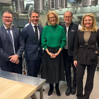 Idag deltog Finansminister Elisabeth Svantesson och riksdagsledamoten Edward Riedl i ett givande samtal hos oss om besöksnäringens betydelse för jobb och tillväxt i Sverige.

Vår VD Andreas Stenberg, Fredrik Eriksson (Långbro Värdshus och Nationalmuseum) och Anna Wallén (Visita) lyfte branschens potential och utmaningar i dialogen.

En dag fylld av viktiga insikter och framtidstro! 💼✨

#besöksnäring #jobbskapande #tillväxt #framtid