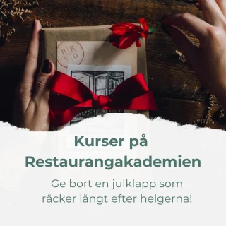 🎁 Letar du efter den perfekta klappen? Här är svaret som får alla att tappa hatten! 🎄

Ge bort något som inte samlar damm,
något som väcker glädje och inspiration minsann.
För den som älskar smaker och dofter,
kunskap och passion i olika former och sorter.
En kurs, en upplevelse – något som varar,
i köket, vid bordet, för alla smakideer klara.

🎄 Med våra kurser ger du bort en upplevelse som håller långt efter julgranen barrat klart. Klicka på länken och hitta din favoritklapp! 🎅
https://www.restaurangakademien.se/julklappstips-fran-restaurangakademien/