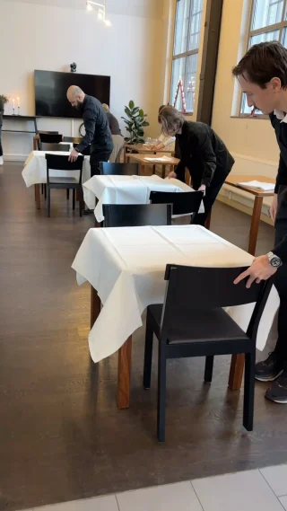Idag har våra YH-studenter haft examination inom service. I grupper om två skulle de genomföra ett flertal viktiga moment som en sommelier behöver kunna. 
Vilka elever vi har 🌟 

#sommelier #yrkeshögskola #utbildning #matsalsarbete