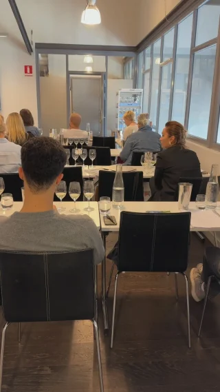 Varför ska du läsa en sommelierutbildning?

🍇 Förvandla passion till expertis
Älskar du vin? Med en sommelierutbildning får du djup kunskap om druvor, regioner och smaker – och kan briljera med ditt kunnande både privat och professionellt.

🍷 Karriärmöjligheter i en spännande bransch
Arbeta som sommelier, vinimportör, restaurangkonsult, vinjournalist... möjligheterna är oändliga i en global och växande bransch!

✨ Förhöj mat- och dryckesupplevelser
Lär dig matcha vin med mat och skapa oförglömliga smakupplevelser – hemma, på jobbet eller i sociala sammanhang.

🌍 Utforska världens vinregioner
Följ med på en resa genom världens vingårdar och upptäck historien, hantverket och kulturen bakom varje flaska.

📚 En utbildning som inspirerar för livet
Oavsett om du är nyfiken nybörjare eller redan jobbar inom branschen, ger en sommelierutbildning dig en unik och användbar kompetens.

🍾 Bygg nätverk med likasinnade
Träffa passionerade vinälskare och knyt kontakter som kan öppna dörrar för framtida samarbeten och vänskaper.
 
I mars börjar vår Diplomerade sommelierutbildning i Stockholm. Känns steget att hoppa på hela utbildningen för stort? Börja med Sommelier A som går över 6,5 dagar och inkluderar WSET Level 2. Den kursen finns i både Stockholm och Malmö.

🔗 i bio

#sommelierutbildning #sommelierutbildningstockholm #sommelierutbildningmalmö #dryck #restaurangakademien #wset