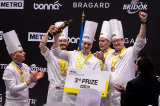 Team Sverige tar BRONS i Bocuse d’Or 2025! 🥉✨
Vilken prestation! Gustav, Noel, Peter och Tommy – ni har visat upp det bästa av svensk matkultur på världens största och mest prestigefyllda tävling.

Konkurrensen var stenhård, och att ta en plats på prispallen är ett bevis på er otroliga skicklighet och hängivenhet. 🇸🇪👏

Fotograf @lyckephotography