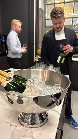 Igår fick vi möjligheten att välkomna blivande sommelierstudenter och nyfikna dryckesentusiaster till en inspirerande prova på-kväll! Våra gäster fick en härlig välkomstdryck, lärde sig mer om Restaurangakademien och våra utbildningar, och deltog i en spännande provning ledd av vår kreativa ledare Ulrika Karlsson.

Missade du kvällen? Ingen fara! Håll utkik på vår hemsida och sociala medier – vi ses nästa gång! 👀💫

#Sommelierdrömmar #Restaurangakademien #Vinprovning #Dryckesutbildning