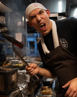 🔥 Yakitori med mästaren själv! 🔥

Det här får du bara inte missa! Max Westerlund Inazawa – en av grundarna till hyllade Miyakodori i Stockholm – kommer till oss på Restaurangakademien för att hålla en exklusiv kurs i japansk grillteknik, yakitori.

Om det är någon som kan det här på riktigt, så är det Max. Han började sin kockkarriär i Sverige men tog sig tidigt till Japan för att utbilda sig inom Kaiseki-matlagning på ett traditionellt Ryokan. Sen fördjupade han sig i Izakaya-köket och den äkta konsten att stycka, spetta och grilla kyckling enligt japansk tradition.

När ska du komma? Den 5 april. Men boka redan nu, vi tror att den kommer bli fullbokad snabbt. Boka på hemsidan!

@maxinazawa 

#yakitori #matlagningskurs #japanskmat #restaurangakademien