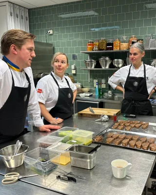✨ Vilken magisk kväll vi hade igår! ✨

Gustav Leonhardt, bronsmedaljör i Bocuse d’Or 2024, bjöd på en helt unik middag inspirerad av sina tävlingsrätter. En upplevelse för både öga och gom! 👨‍🍳✨

Under kvällen delade han med sig av sin resa – från varför han började tävla till hur det gick till bakom kulisserna i världens mest prestigefyllda kocktävling. Och mest efterfrågat av gästerna, var hittar han sin inspiration egentligen? 

Hos oss serveras alltid middagar vid community tables – en perfekt plats för matälskare att mötas, inspireras och dela smakupplevelser. 🥂🍽️

Middagen var en del av Restaurangakademiens 40-årsjubileum, och nästa gästkock är ingen mindre än Jessie Sommarström, Nobelkocken 2024! 

https://www.restaurangakademien.se/gastspel-pa-restaurangakademien/