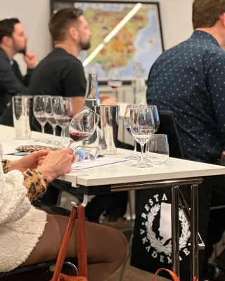 Drömmer du om att förstå vinets värld? Vår WSET Level 1-kurs är den perfekta starten för dig som vill fördjupa dina kunskaper om kända vindruvor och vinländer. Under kursens gång får du möjlighet att prova olika karaktäristiska viner och lära dig om den fascinerande kombinationen av mat och vin. 

Vi ses på kvällstid hos oss på Restaurangakademien i Stockholm en dag i veckan i sex veckor. Start 25 mars.

Kolla in vår hemsida för mer info!