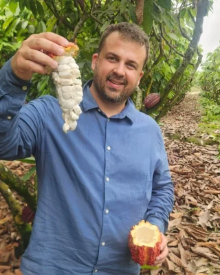 Upplev chokladens magi med en mästare från Ecuador!

Möt Gustavo Marun, femte generationens kakaoodlare och grundaren av Höganäs Chocolate.
Under denna smakresa tar han dig från böna till chokladkaka – direkt från sin familjeplantage i
Ecuador.

Under en inspirerande workshop delar Gustavo med sig av sin kunskap om kakaoodling, olika
bönors unika smaker och hantverket bakom riktig kvalitetschoklad. Du får också prova exklusiva
Grand Cru-choklader i kombination med kryddor, frukter, bär och nötter – en smakupplevelse
utöver det vanliga!

Missa inte chansen att lära dig av en chokladmästare! Workshopen hålls på engelska och går av
stapeln 18/3 17:00-20:00 hos oss på Restaurangakademien

#HöganäsChocolate #BeanToBar #Chokladresa #GrandCru #Chokladälskare