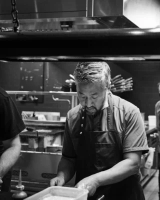 Två sista minuten-platser finns kvar på torsdagens kvällskurs i asiatisk streetfood. Kursen har varit fullbokad i flera månader, men nu har du chansen att knipa de sista två platserna. 

Claes Grännsjö kommer ta dig med på en kulinarisk resa genom de livliga gatorna i Asien, där du lär dig att skapa autentiska rätter som kommer att imponera på dina gäster. Han kommer att steg för steg guida dig genom processen, från att välja de bästa råvarorna, till att behärska de traditionella tillagningsmetoderna som ger varje rätt sin unika smak och karaktär. 

Tillsammans med gruppen kommer du att tillaga flera olika rätter som ni sedan avnjuter tillsammans. Oavsett om du är en erfaren kock eller en entusiastisk matälskare, är denna kurs perfekt för dig som vill lära dig skapa läcker asiatisk gatumatskreation, inspirerade av det myllrande gatulivet i Bangkok och Tokyo.

Passa på att boka nu! Kursen går som sagt på torsdag, 17:00-22:00

Länk i bio

@claesgrannsjo
#asiatiskstreetfood #matlagning #kurs