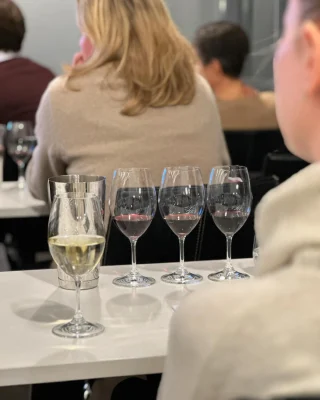 Nu börjar platserna ta slut till vårens kursstart av Diplomerad Sommelier. Passa på att boka din plats redan nu. Vi börjar utbildningen 4:e mars. 

Vi har lyssnat på branschens behov och skapat ett program som ger en stark grund inom sommelierhantverket och är anpassat till de förändrade krav som möter dagens sommelier. Vi träffas en heldag i veckan på Restaurangakademien i Slakthusområdet. Tillsammans med våra fantastiska föreläsare och dina klasskamrater kommer du ge dig ut på en spännande resa i vinets värld. Vem vet var den slutar.

Välkommen 🍷🍷

#sommelier #sommelierutbildning #restaurangakademien #wset #wset2 #wset3 #stockholm