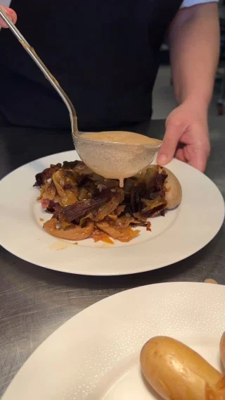 Husmanskostens dag! 
Då blev det kålpudding här på Restaurangakademien. Johan och Jenny lagade en ”klassisk” kålpudding med 60% baljväxtfärs. Till det serverades självklart potatis, rårörda lingon och en gräddsås. 

Har du serverat eller ätit husmanskost idag? 

@husmanskostensdag 
@foodhead @jenny.kvick 

#husmanskostensdag #husman #kålpudding
