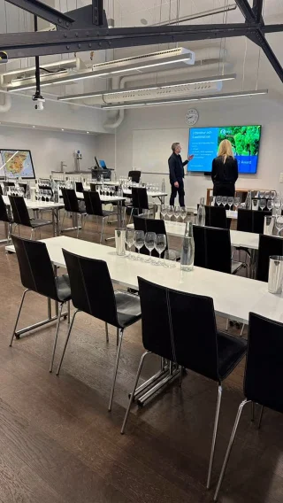 Vad härligt vi hade det igår – vi fick äntligen välkomna våra nya studenter till Sommelierutbildningen! ✨🍷 

En spännande resa har just börjat, fylld med nya smaker, kunskap och gemenskap. Och vad passar bättre än att fira med en semla till eftermiddagsfikat? 

Vi ser fram emot en lärorik och inspirerande tid tillsammans!

#sommelierutbildning #restaurangakademien #utbildning #vin #wset #wset2 #wset3