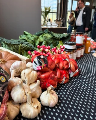 Igår gästades vi av Business France Nordic, som samlade producenter och kunder för en inspirerande dag. Våra kockar stod för menyn och lagade upp smakprover från utställarna – en riktig hyllning till bra råvaror!

Stort tack till alla som deltog och bidrog till en trevlig och smakrik dag.

Tack @bf_nordics 🇫🇷

#Smakupplevelser #BusinessFranceNordic #GodaMöten #minimässa #utställning