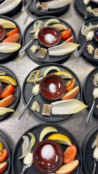 Fullt hus på Restaurangakademien ikväll! 🍷🔥

I köket sprider sig dofterna av anka, kyckling och vaktel när Jesper Johansson leder kursen Fågel. Tekniker finslipas, smaker fördjupas – vilken kväll för matlagning. 

En trappa upp klirrar glasen när Anna Rönngren introducerar deltagarna till vinets grunder. Första steget på en resa in i vinets värld!

Högst upp i huset fördjupas smakerna ytterligare. Michel Jamais bjuder in till en inspirationsföreläsning om mat och vin i kombination – med en smaktallrik som låter teori bli till upplevelse.

@jesperskokkonst 
@annaronngren 
@micheljamais 

#matlagning #kurs #vinutbildning #restaurangakademien
