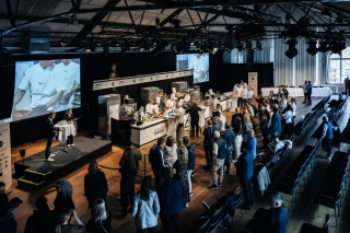 Vem tar hem segern? 🌟🏆
Den 31 mars samlas den svenska gastronomiska eliten på Münchenbryggeriet i Stockholm för en unik branschdag. Restaurangakademien och Svenska Sommelierföreningen står värdar för tre stora tävlingar: den svenska uttagningen till Bocuse d’Or, Bocuse d’Or Sweden Commis Award och Sommelier-SM.

Under dagen får du som besökare möjlighet att följa några av Sveriges mest lovande kockar och sommelierer i deras kamp om prestigefyllda titlar. Dessutom fylls Münchenbryggeriet med utställare och branschaktörer.

👨‍🍳 Nationellt kval till Bocuse d’Or – tre kandidater gör upp om att representera sverige i Bocuse d’Or
👩‍🍳 Commis Award – tre finalister från årskurs tre på Restaurang- och Livsmedelsprogrammet
🍷 Sommelier-SM

Var: Münchenbryggeriet, Stockholm
När: 09:00-18:00
Gratis entré!
Anmäl dig via länken i bio – du vill inte missa detta! 

#BocusedOrSweden #CommisAward #Kocktävling #FineDining